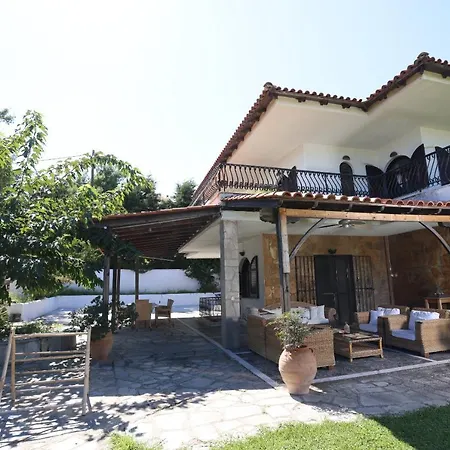 Delta - 5 Bdrms, 2 Min Walk To Mamalouka, Blue Carpet Villa *