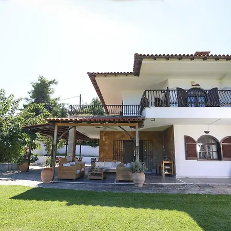 Villa Delta - 5 Bdrms, 2 Min Walk To Mamalouka, Blue Carpet