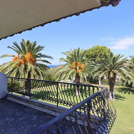 Villa Delta - 5 Bdrms, 2 Min Walk To Mamalouka, Blue Carpet
