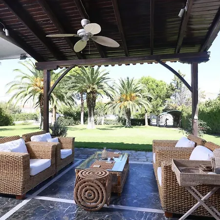 Delta - 5 Bdrms, 2 Min Walk To Mamalouka, Blue Carpet Villa