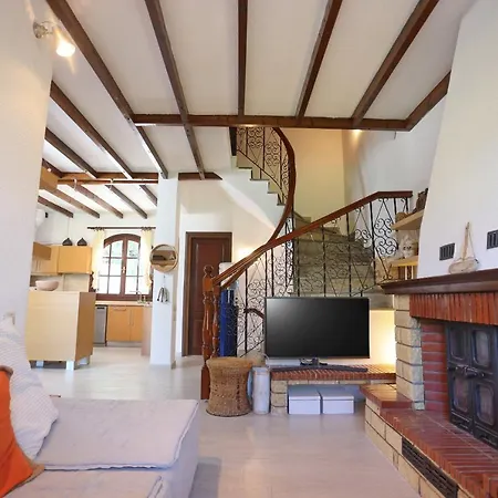 Villa Delta - 5 Bdrms, 2 Min Walk To Mamalouka, Blue Carpet Pefkochori