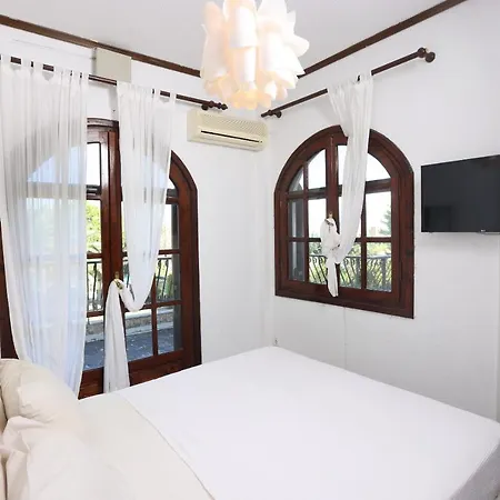 Villa Delta - 5 Bdrms, 2 Min Walk To Mamalouka, Blue Carpet Pefkochori