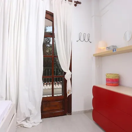 Delta - 5 Bdrms, 2 Min Walk To Mamalouka, Blue Carpet Villa