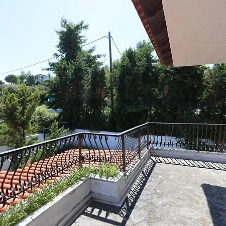 Villa Delta - 5 Bdrms, 2 Min Walk To Mamalouka, Blue Carpet