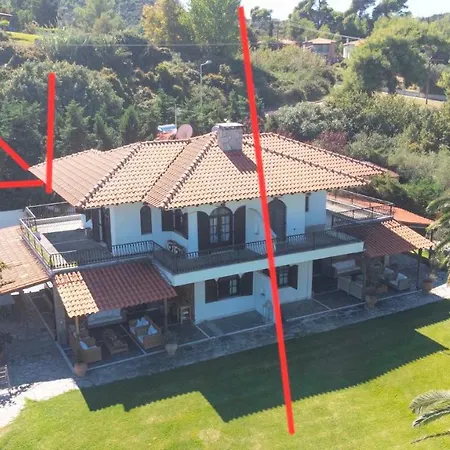 Delta - 5 Bdrms, 2 Min Walk To Mamalouka, Blue Carpet Villa *