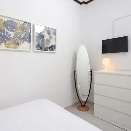 Villa Delta - 5 Bdrms, 2 Min Walk To Mamalouka, Blue Carpet *