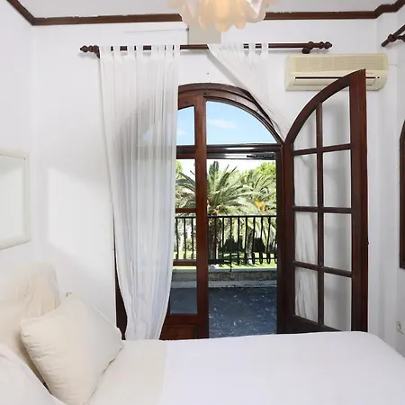 Villa Delta - 5 Bdrms, 2 Min Walk To Mamalouka, Blue Carpet