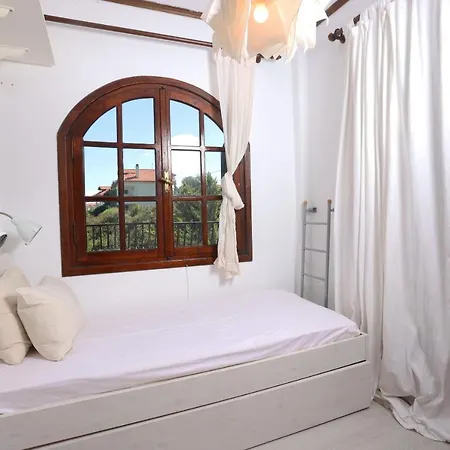 Villa Delta - 5 Bdrms, 2 Min Walk To Mamalouka, Blue Carpet Pefkochori