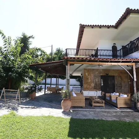 Villa Delta - 5 Bdrms, 2 Min Walk To Mamalouka, Blue Carpet