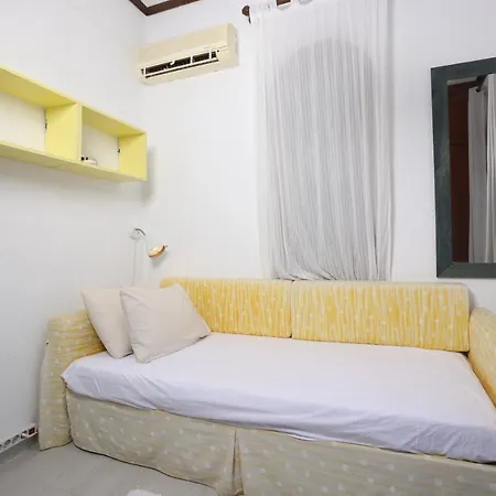 Delta - 5 Bdrms, 2 Min Walk To Mamalouka, Blue Carpet Villa