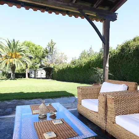 Delta - 5 Bdrms, 2 Min Walk To Mamalouka, Blue Carpet Villa *