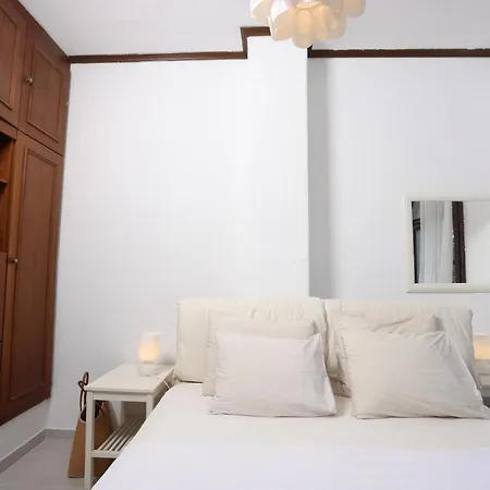 Delta - 5 Bdrms, 2 Min Walk To Mamalouka, Blue Carpet Villa *