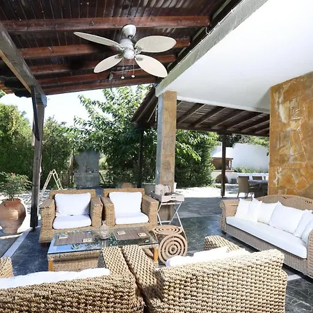 Villa Delta - 5 Bdrms, 2 Min Walk To Mamalouka, Blue Carpet
