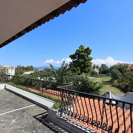 Delta - 5 Bdrms, 2 Min Walk To Mamalouka, Blue Carpet Villa