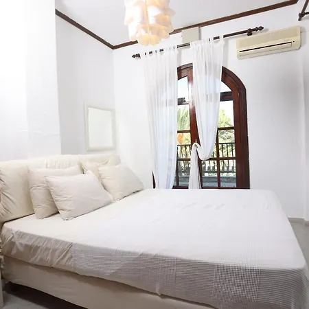 Villa Delta - 5 Bdrms, 2 Min Walk To Mamalouka, Blue Carpet *