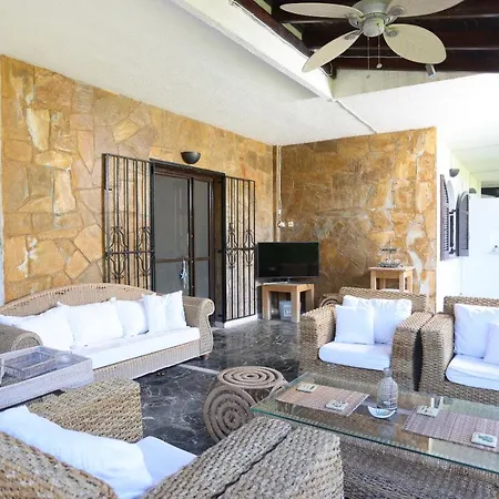 Villa Delta - 5 Bdrms, 2 Min Walk To Mamalouka, Blue Carpet