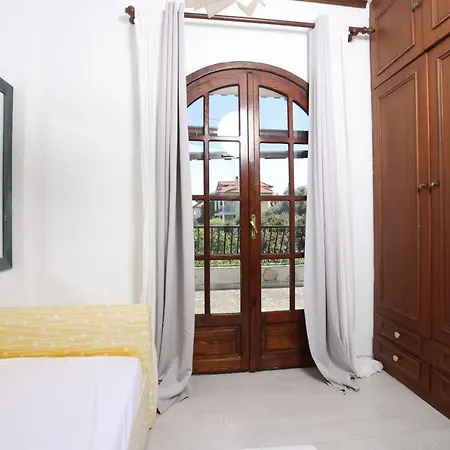 Villa Delta - 5 Bdrms, 2 Min Walk To Mamalouka, Blue Carpet *