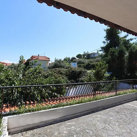 Delta - 5 Bdrms, 2 Min Walk To Mamalouka, Blue Carpet Villa