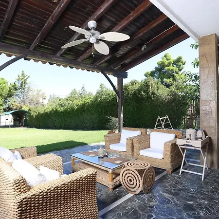 Villa Delta - 5 Bdrms, 2 Min Walk To Mamalouka, Blue Carpet