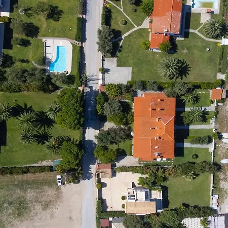 Villa Delta - 5 Bdrms, 2 Min Walk To Mamalouka, Blue Carpet