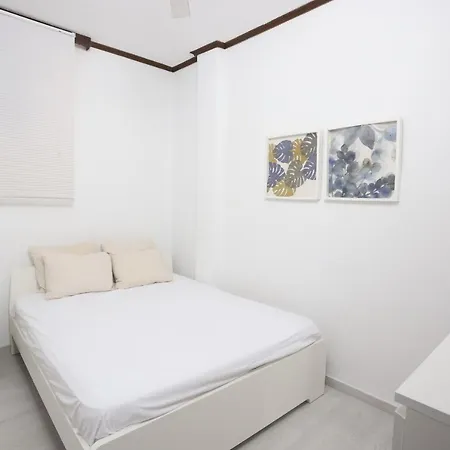Delta - 5 Bdrms, 2 Min Walk To Mamalouka, Blue Carpet Villa