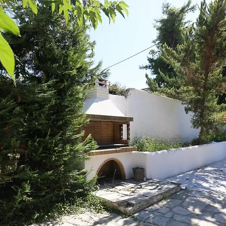 Villa Delta - 5 Bdrms, 2 Min Walk To Mamalouka, Blue Carpet