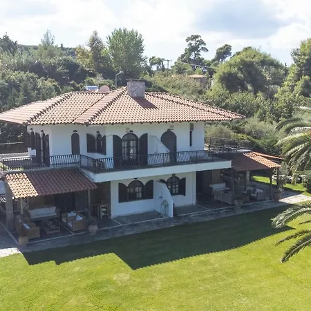 Delta - 5 Bdrms, 2 Min Walk To Mamalouka, Blue Carpet Villa