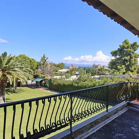Delta - 5 Bdrms, 2 Min Walk To Mamalouka, Blue Carpet Villa *